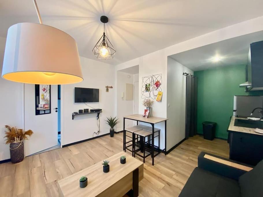 Apartment Clos Pasteur Modern For 4 People